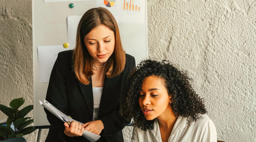 Als Führungskraft kannst du auf die die strukturelle Veränderung der Arbeitswelt, auf New Work, einwirken. Und auch auf die Externen Faktoren, die durch die konjunkturellen Veränderungen hervorgerufen werden, kann eine Führungskraft reagieren. In den folgenden Beiträgen wird gezeigt, wie eine Führungskraft auf äußere Einflüsse positiv einwirken kann.