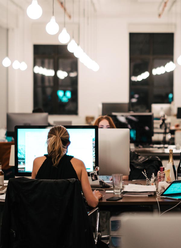 Mit einem guten Arbeitsplatz ist die Art der Führung und die Arbeitsplatzausstattung verbunden. Beides zusammen kann die Gesundheit der Mitarbeiter beeinträchtigen. In den folgenden Artikeln thematisieren wir den Zusammenhang zwischen Gesundheit und Führung, Gesundheit der Führungskraft und die gesundheitsförderliche Arbeitsumgebung.