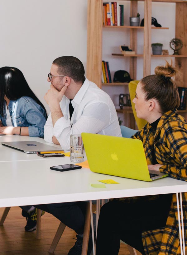 Führungsmethoden vergangener Zeiten sind antiquiert. Heute führt man modern, man wendet moderne Führungsmethoden an. Führung muss neu gedacht werden, um Teams gut leiten und erfolgreich zum Ziel führen zu können. Dies folgenden Artikel beschäftigen sich damit, was Führung überhaupt bedeutet. Man braucht nämlich mehr als fachliches Know How oder Organisationstalent. Außerdem wird erläutert, warum eine Führungskraft Visionen und Ziele haben sollte. Und es geht viel mehr als früher um die Mitarbeitenden, die Mitarbeiterinnen und Mitarbeiter. Denn es ist sehr wichtig, dass man als Führungskraft weiß, was die Mitarbeiter, Mitarbeiterinnen, Mitarbeitenden wollen und was sie brauchen.